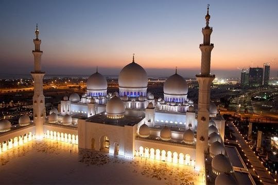Большая мечеть шейха Зайда в Абу-Даби, столице Объединенных Арабских Эмиратов, считается третьей по величине во всем мире.