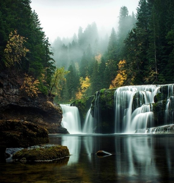 Водопад в штате Вашингтон, США.