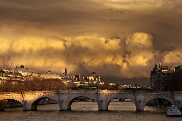 Облачный мост. Париж