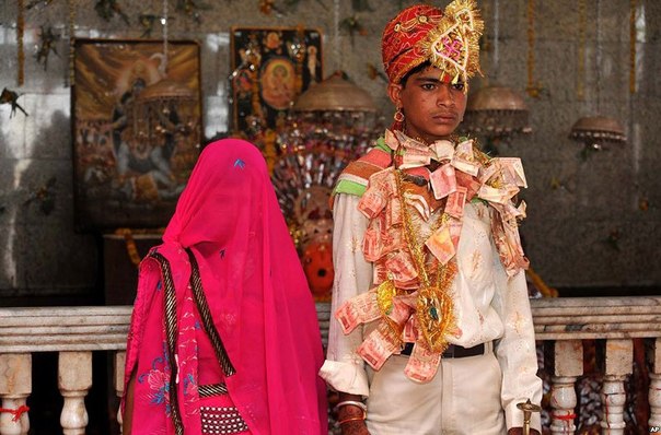 Свадебная церемония, Индия, Бхапай. Жениху 14 лет, невесте 12 лет.