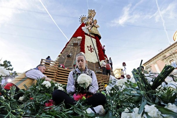 Подготовка цветочной фигуры для фестиваля «Лас Фальяс», Валенсия, Испания.
