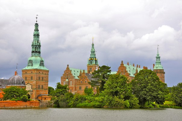 Фредериксборг — замок (точнее — дворец), расположенный в городке Хиллерёд в Дании. Замок был построен для короля Кристиана IV и в настоящее время действует как Музей национальной истории.