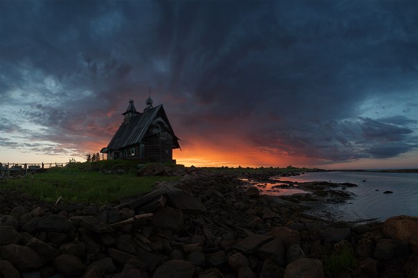 Церковь из фильма Остров, Рабочеостровск, Россия.