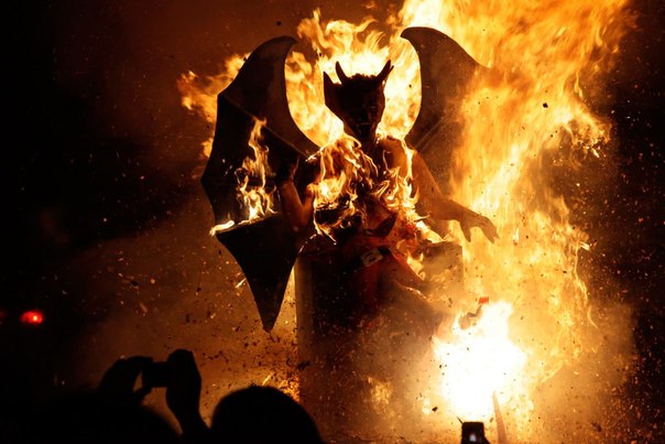 Пятиметровая копия дьявола горит во время "Quema del Diablo" (Сжигание дьявола) - церемонии в Антигуа, в 217 км от города Гватемала. Местные жители считают, что дьявол символизирует зло и негатив, и его сжигание может избавить их от проблем.