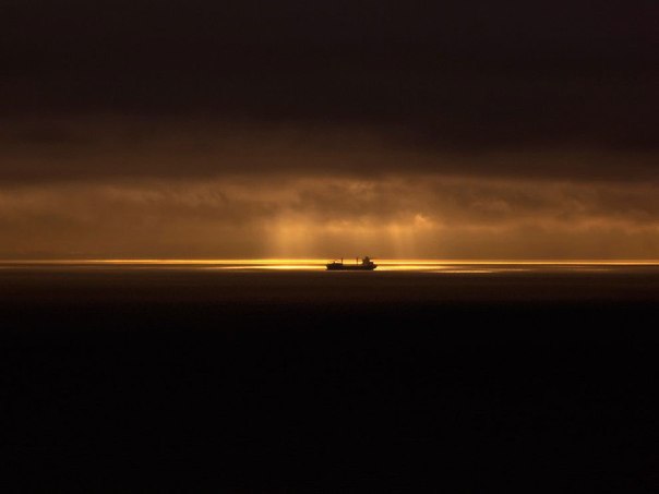 Морское судно плывет недалеко от Ванкувера, Канада.