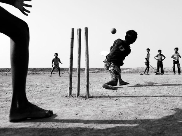 Дети играют в крикет, Бангладеш.