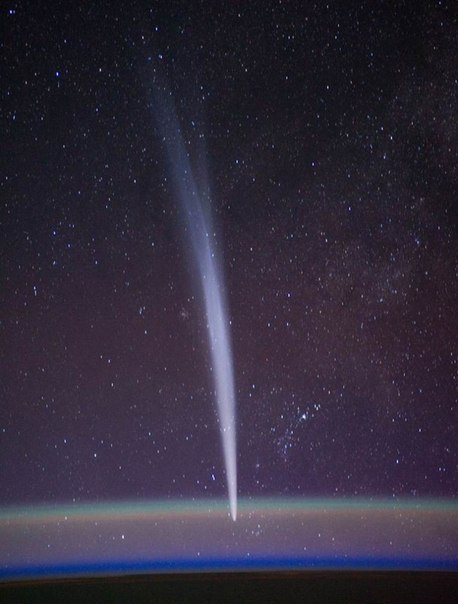 В марте к Земле приблизилась комета C/2011 L4, которая в течение нескольких дней в ясную погоду была видна невооруженным глазом. Вашему вниманию предлагаются снимки самых впечатляющих комет, которые пролетали над Землёй за последние 15 лет.