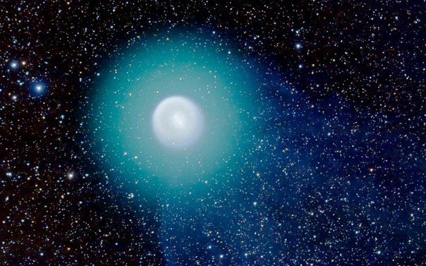 В марте к Земле приблизилась комета C/2011 L4, которая в течение нескольких дней в ясную погоду была видна невооруженным глазом. Вашему вниманию предлагаются снимки самых впечатляющих комет, которые пролетали над Землёй за последние 15 лет.