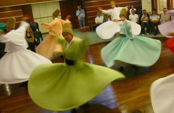 Кружащиеся в танце дервиши исполняют ритуальный суфийский танец в Анкаре. Суфии верят, что, кружась, они оставляют свое земное тело и становятся ближе к Богу