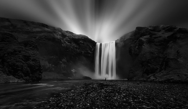 Скоугафосс — водопад на реке Скоугау, на юге Исландии, расположенный в утёсах прежней береговой линии близ поселка Скоугар