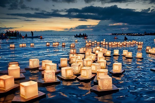 Фестиваль плавающих фонарей, Гонолулу, Гавайи.