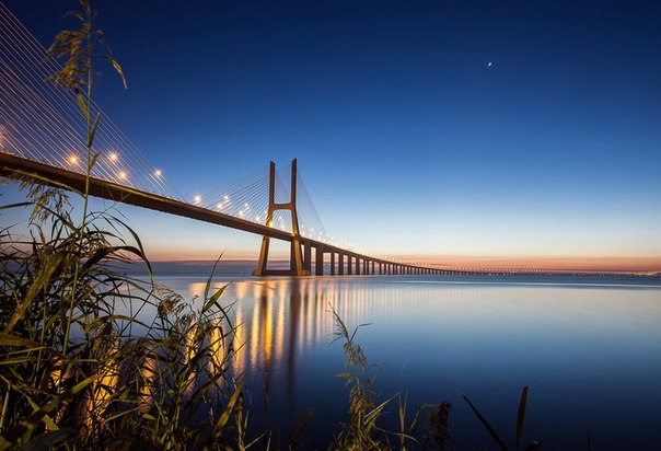 Мост Васко да Гама — вантовый мост, переходящий в виадук через Тежу к северу от Лиссабона, Португалия. Является самым длинным мостом в Европе.