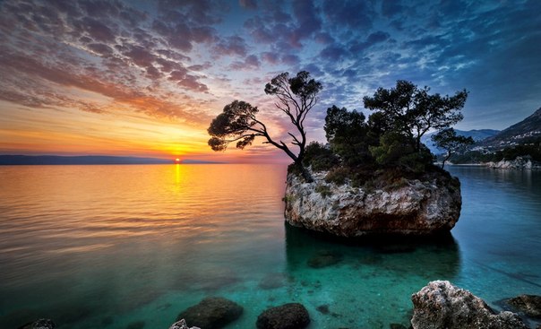 Закат на Адриатическом побережье Хорватии.