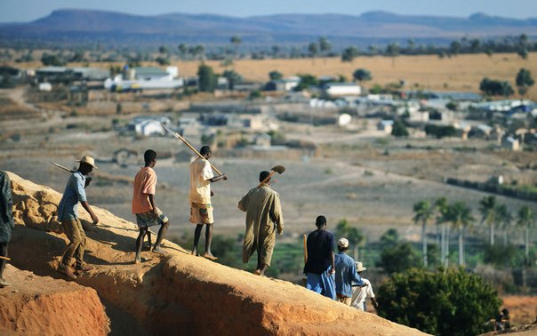 Шахтеры после работы в карьере возвращаются в свои семьи, Илакака, Мадагаскар.