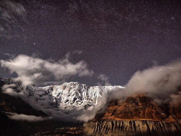 Горы в Непале в лунном свете.