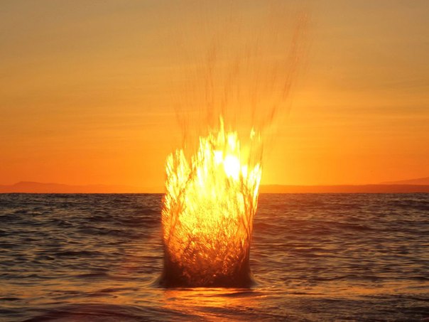 Солнечный всплеск от брошенного в воду камня в White Rock, Канада.