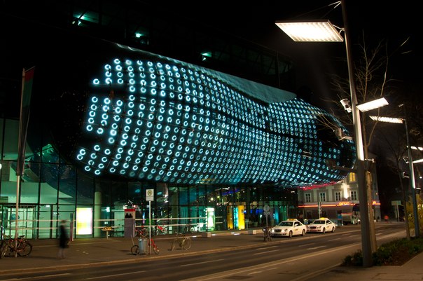 Эта странная штука — световая интерактивная инсталляция «BIX Light and Media Facade», созданная братьями Яном и Тимом Эдлерами. Она натянута подобно кокону на здание художественного музея в австрийском городе Грац. Площадь «Bix» — 900 кв.метров.