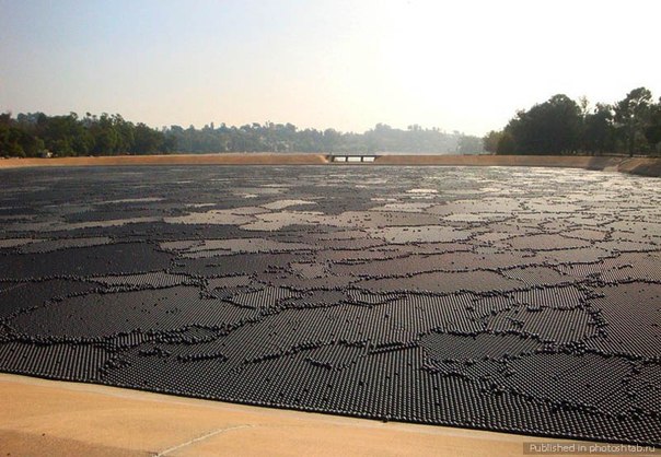 Поверхность водохранилища в Лос-Анджелесе покрыта 400 тысячами чёрных шариков.