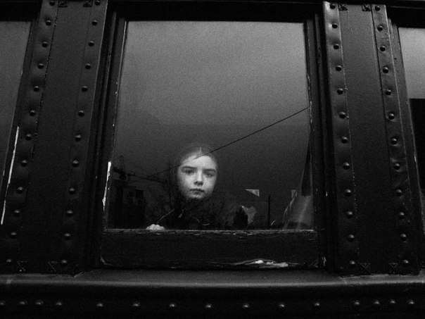Деочка смотрит в окно поезда на станции Ватерлоо, Канада.