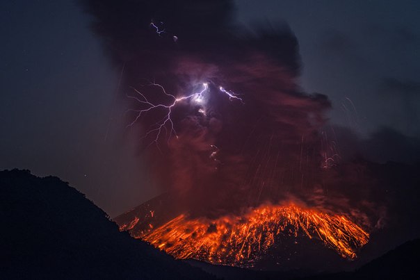 Немецкий фотограф Мартин Ретцзе (Martin Rietze) снял извержение вулкана Сакурадзима в Японии. На период активности вулкана, с 21 по 26 февраля, Мартин поселился неподалеку от кратера, чтобы запечатлеть это событие во всей красе.