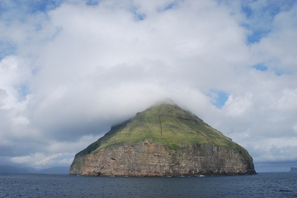 Litla Dimun – остров с короной из облаков— самый маленький и единственный необитаемый из 18 Фарерских островов, расположенных между Шотландией и Исландией. Площадь 0,8 км². Наивысшая точка — гора Раван высотой 414 метров. Остров необитаем.