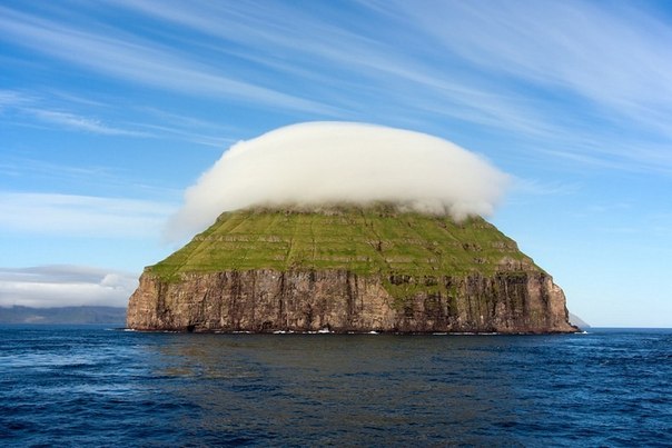 Litla Dimun – остров с короной из облаков— самый маленький и единственный необитаемый из 18 Фарерских островов, расположенных между Шотландией и Исландией. Площадь 0,8 км². Наивысшая точка — гора Раван высотой 414 метров. Остров необитаем.
