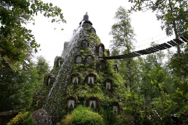 Волшебный горный домик – это красивый отель в частном владении Huilo Huilo в Чили. 