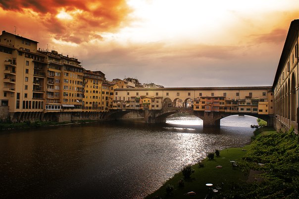Понте Веккьо — знаменитый мост через реку Арно во Флоренции, расположенный в самом узком месте реки, почти напротив галереи Уффици.