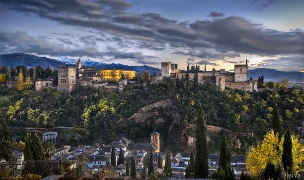 Альгамбра — архитектурно-парковый ансамбль, расположенный на холмистой террасе в восточной части города Гранада в южной Испании.