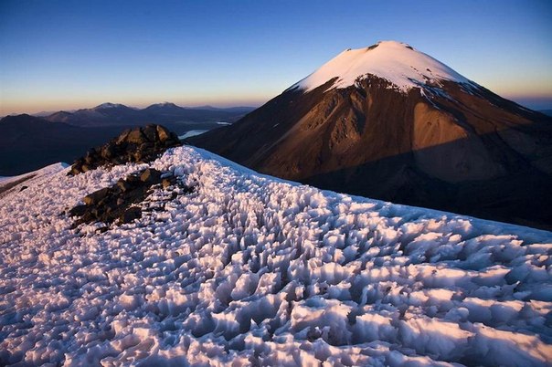 Вулкан Паринакота в Боливии. Лед такой необычной формы образуется в основном в высокогорных пустынях Анд и Гималаев на высоте 6 тысяч метров. Его образование вызвано сочетанием процессов таяния и сублимации, испарения льда без промежуточной фазы воды.