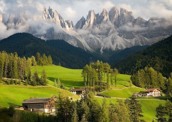 Деревня в Доломитовых Альпах, Италия.