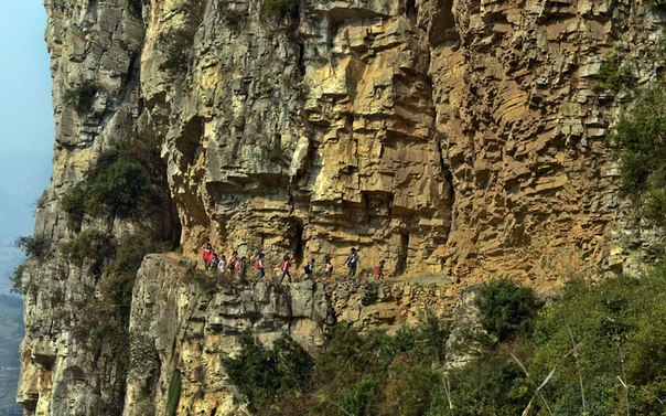 Дети идут по узкой горной дороге, чтобы добраться до школы в Бижие, провинция Гуйчжоу на юго-западе Китая.