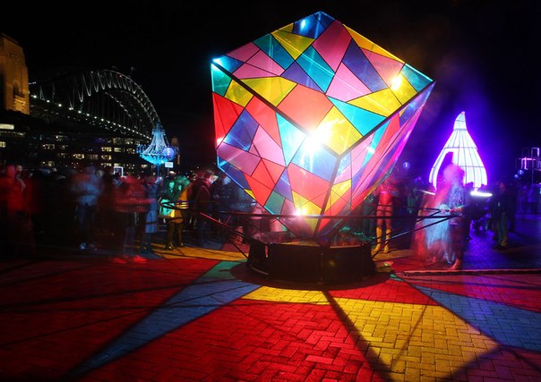 В Сиднее проходит масштабный фестиваль света и музыки Vivid Sydney. Лучшие световые дизайнеры мира украсили этот австралийский город незабываемыми инсталляциями.