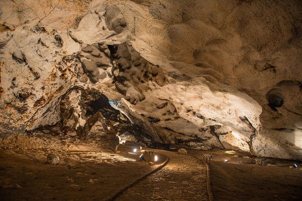 Пещера «Магура» образовалась в известняковом Рабишком кургане, на высоте 461 метр над уровнем моря. Это – одна из крупнейших пещер в Болгарии. Общая длина обнаруженных до сих пор галерей – около 2 600 метров. Образование пещеры началось около 15 млн. лет назад.