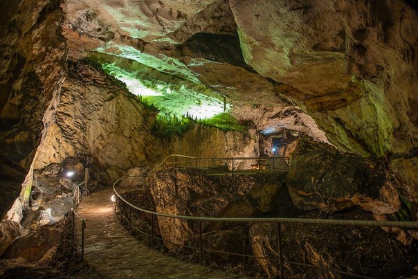 Пещера «Магура» образовалась в известняковом Рабишком кургане, на высоте 461 метр над уровнем моря. Это – одна из крупнейших пещер в Болгарии. Общая длина обнаруженных до сих пор галерей – около 2 600 метров. Образование пещеры началось около 15 млн. лет назад.