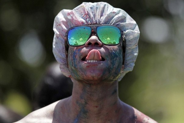Бразильцы – большие любители флешмобов. Совсем недавно в городском парке в Бразилиа прошел своеобразный флешмоб, который местные жители назвали  война красками”. Из пострадавших в  войне” – только одежда.
