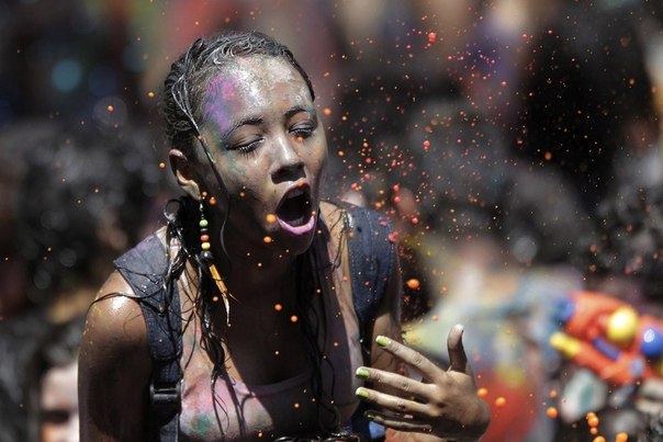 Бразильцы – большие любители флешмобов. Совсем недавно в городском парке в Бразилиа прошел своеобразный флешмоб, который местные жители назвали  война красками”. Из пострадавших в  войне” – только одежда.