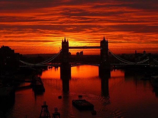 Восход солнца над Тауэрским мостом в Лондоне
