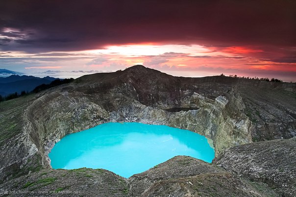 Келимуту — вулкан на индонезийском острове Флорес высотой в 1639 м. Из-за трёх кратерных озёр, из которых каждое окрашено в свой цвет, Келимуту является популярной туристической достопримечательностью.
