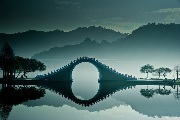 Мост Нефритового Пояса у западного берега Куньминского озера в Летнем дворце императора Цяньлуна.