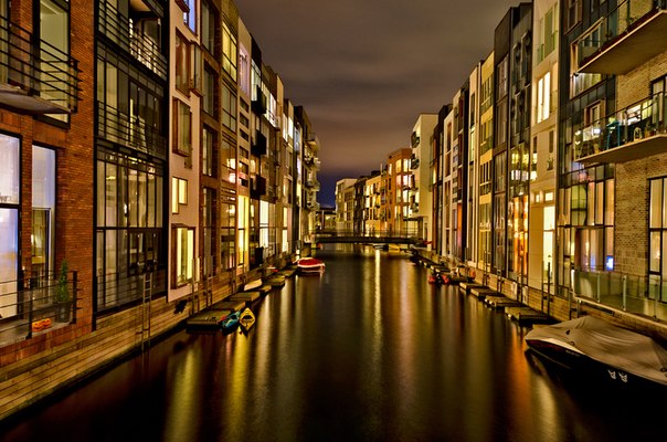 Копенгаген — столица и самый крупный город Дании. Располагается на островах Зеландия, Слотсхольмен и Амагер.