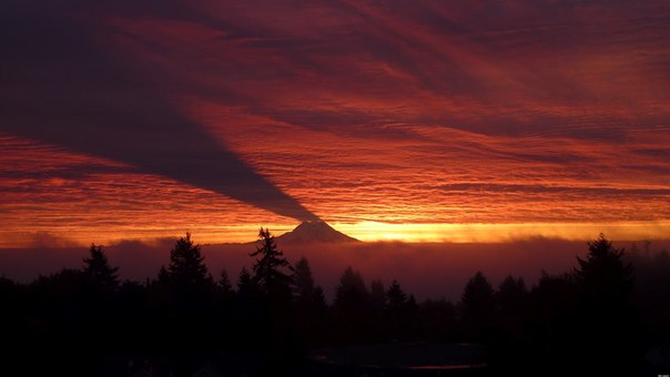 Гора Рейнер отбрасывает тень на облака