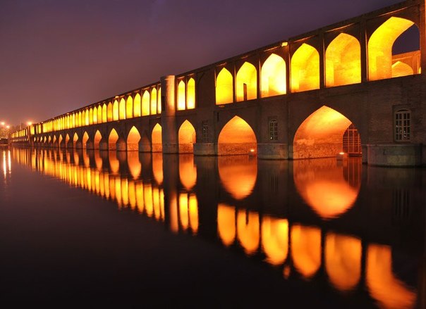 Удивительной красоты арочный мост, построенный в честь хана Аллах-Верди в иранском Исфахане.