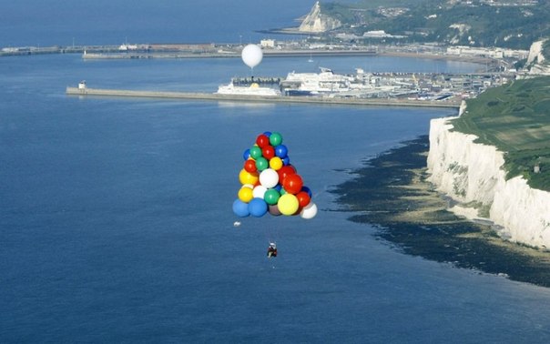 Искатель приключений Джонатан Трапп стал первым, кто пересек Ла-Манш на… воздушных шарах. Да-да, словно главный герой из мультфильма «Вверх!». В следующем году Джонатан собирается перелететь на 365 воздушных шарах через Атлантический океан. Для этого Джонатан Трапп уже готовит 365 воздушных шаров, наполненных гелием, а также надувную лодку.
