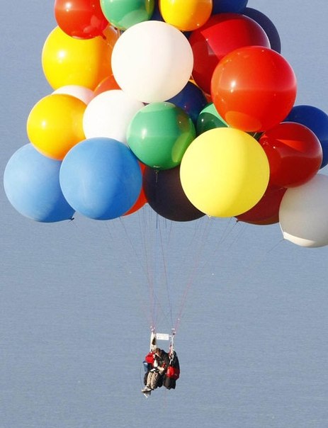 Искатель приключений Джонатан Трапп стал первым, кто пересек Ла-Манш на… воздушных шарах. Да-да, словно главный герой из мультфильма «Вверх!». В следующем году Джонатан собирается перелететь на 365 воздушных шарах через Атлантический океан. Для этого Джонатан Трапп уже готовит 365 воздушных шаров, наполненных гелием, а также надувную лодку.