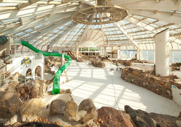Заброшенный аквапарк «Тропикана» в Роттердаме