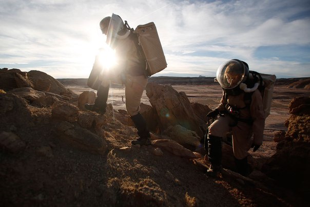 Фотожурналист Джим Уркхарт провел день на Mars Desert Research Station. Эта станция, расположенная в штате Юта, представляет собой несколько герметичных зданий. Уже многие годы она используется для моделирования марсианской экспедиции. Экипаж станции состоит из шести человек. Наружу они выходят только в скафандрах, а пищу выращивают в специальных гидропонических фермах внутри комплекса.