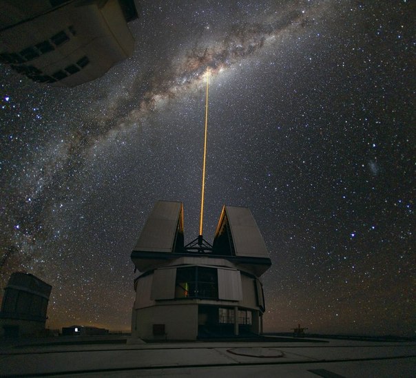 Телескоп Йепун светит лазером на Млечный Путь. Чили. 2010 год.