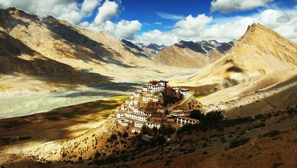 Буддийский монастырь Ки в Гималаях.