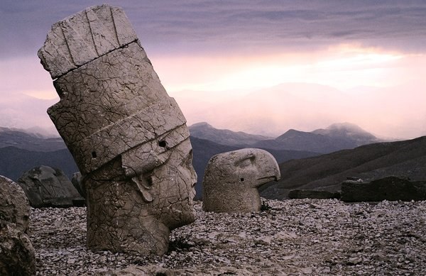 Гробница Антиоха I на вершине горы Немрут Даги в Турции.